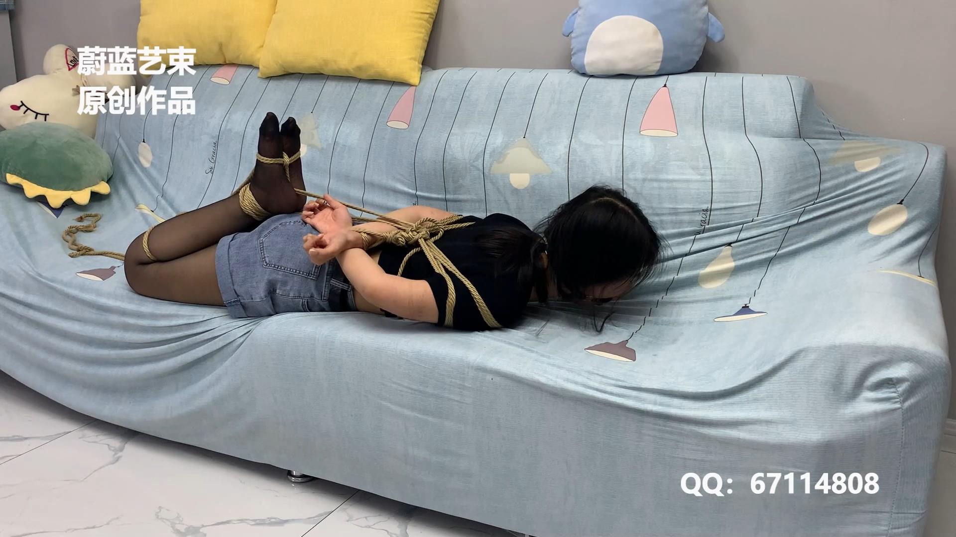 图片[2]-【蔚蓝艺束】美女靖雯遭劫匪入室绑架 捆绑堵嘴挣扎 口水润湿沙发 - 视频-5元站-视频-5元站