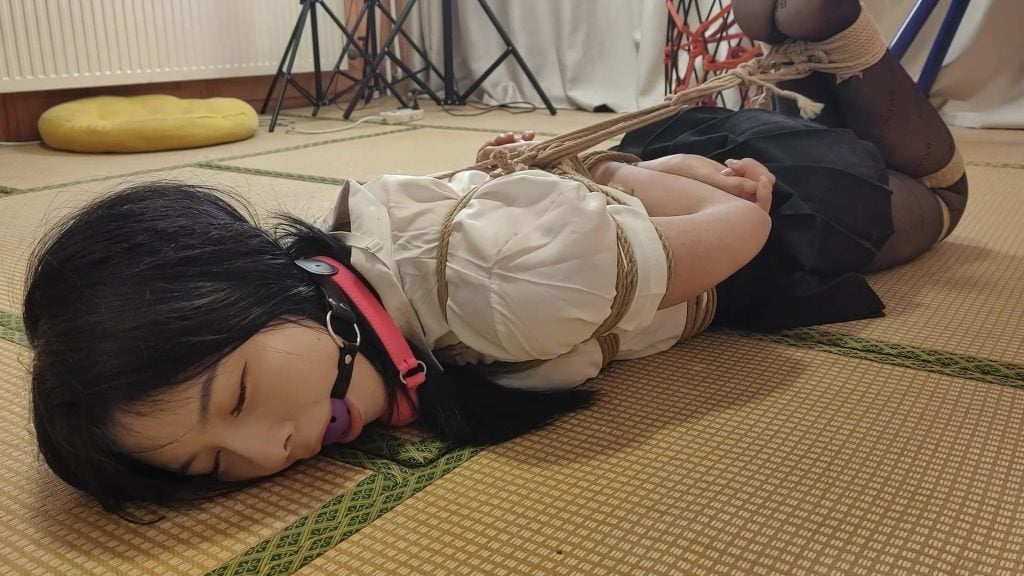 【一绳所爱】剧情《梦瑶遭入室绑架》19岁的甜美女孩，梦瑶，在家玩手机被坏人入室捂嘴后反绑，毛巾堵嘴，求救无果被大号口球堵嘴，口球拉得太紧，根本没有剥夺的余地，拼命挣扎求救...-视频-5元站