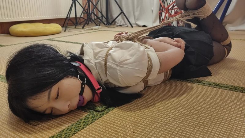 【一绳所爱】剧情《梦瑶遭入室绑架》19岁的甜美女孩，梦瑶，在家玩手机被坏人入室捂嘴后反绑，毛巾堵嘴，求救无果被大号口球堵嘴，口球拉得太紧，根本没有剥夺的余地，拼命挣扎求救...-视频-5元站