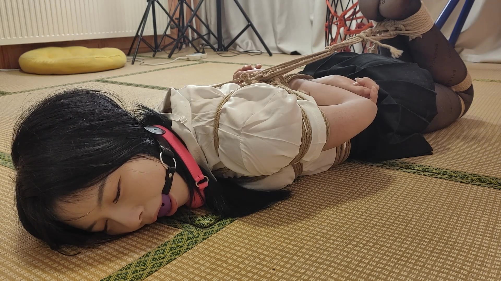 图片[1]-【一绳所爱】剧情《梦瑶遭入室绑架》19岁的甜美女孩，梦瑶，在家玩手机被坏人入室捂嘴后反绑，毛巾堵嘴，求救无果被大号口球堵嘴，口球拉得太紧，根本没有剥夺的余地，拼命挣扎求救... - 视频-5元站-视频-5元站