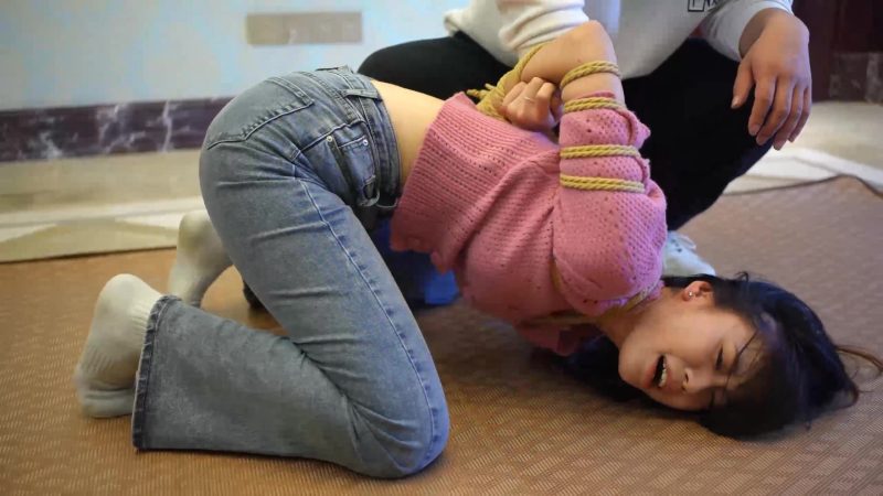 【枫叶工作室】剧情—《母女劫难》单亲妈妈因无钱交房租被房东胁迫 女儿发现隐情被房东捂晕一同被捆绑囚禁-视频-5元站