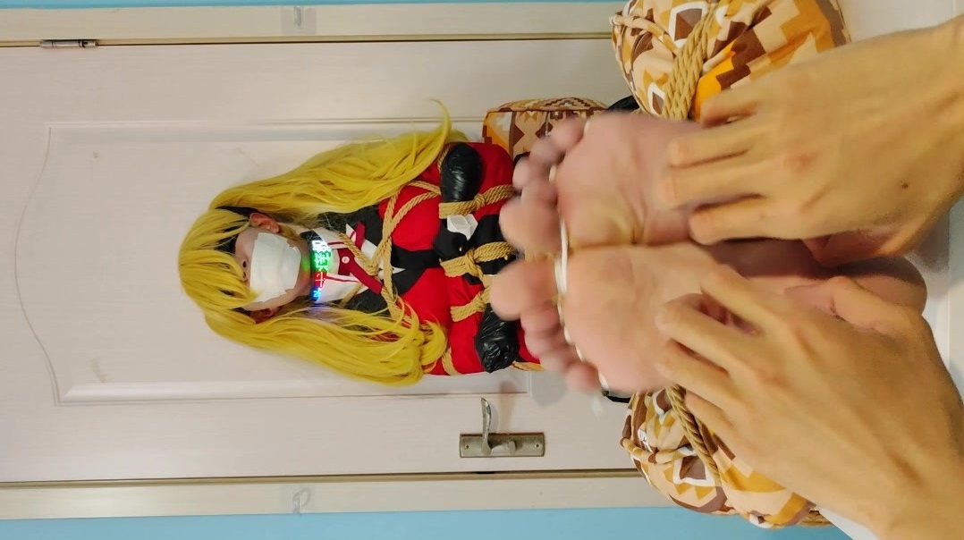 图片[1]-【下雪的花】海绵胶带封嘴束缚脚趾挠痒刑罚 - 视频-5元站-视频-5元站