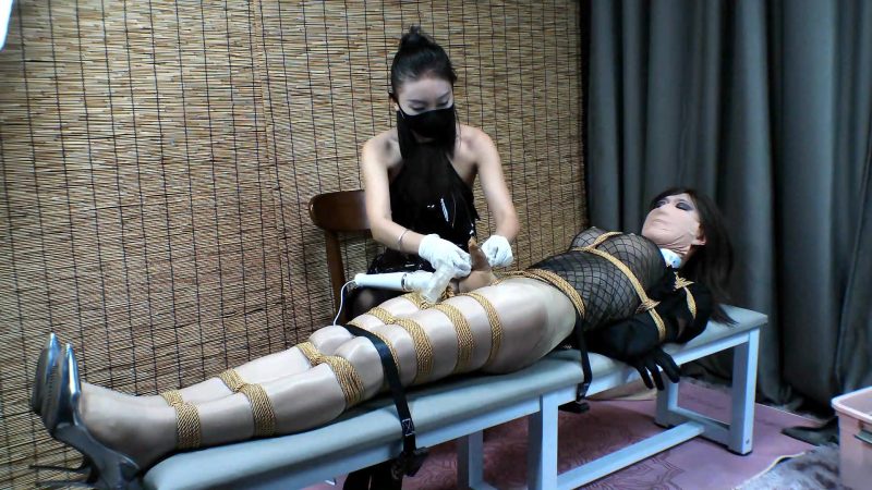 【安安的安】《墨月与安安》全身紧缚固定在长椅上的肉丝尤物安安，多层胶带严密封嘴，真空袋超紧全身包裹扭动挣扎肉丝长腿，被女王严厉多次榨汁哀求无用，最终被 女王油亮黑丝玉腿...-视频-5元站