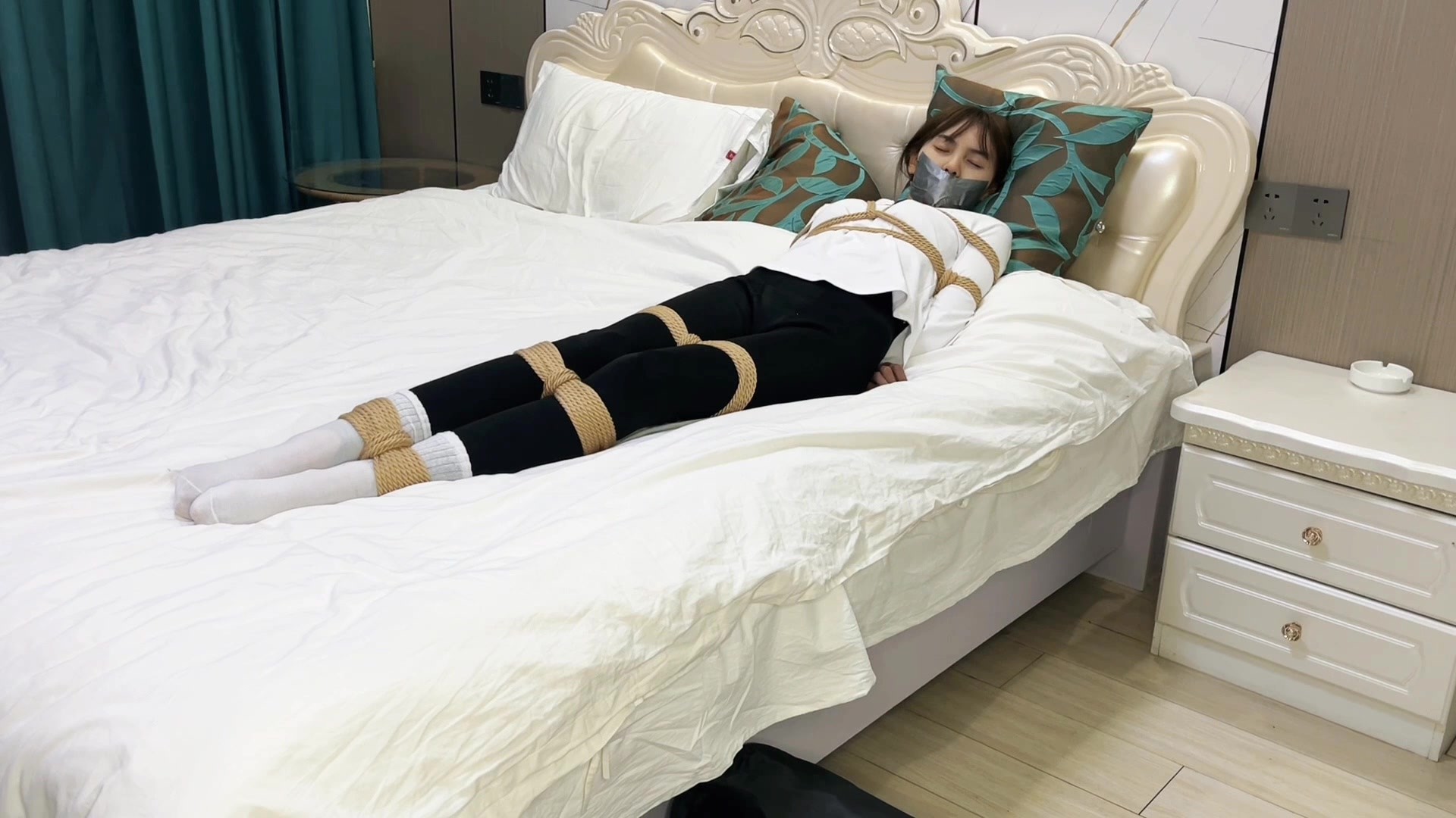 图片[1]-【默示录】【TT】瑜伽裤+白袜，胶带、口球轮番使用~ - 视频-5元站-视频-5元站