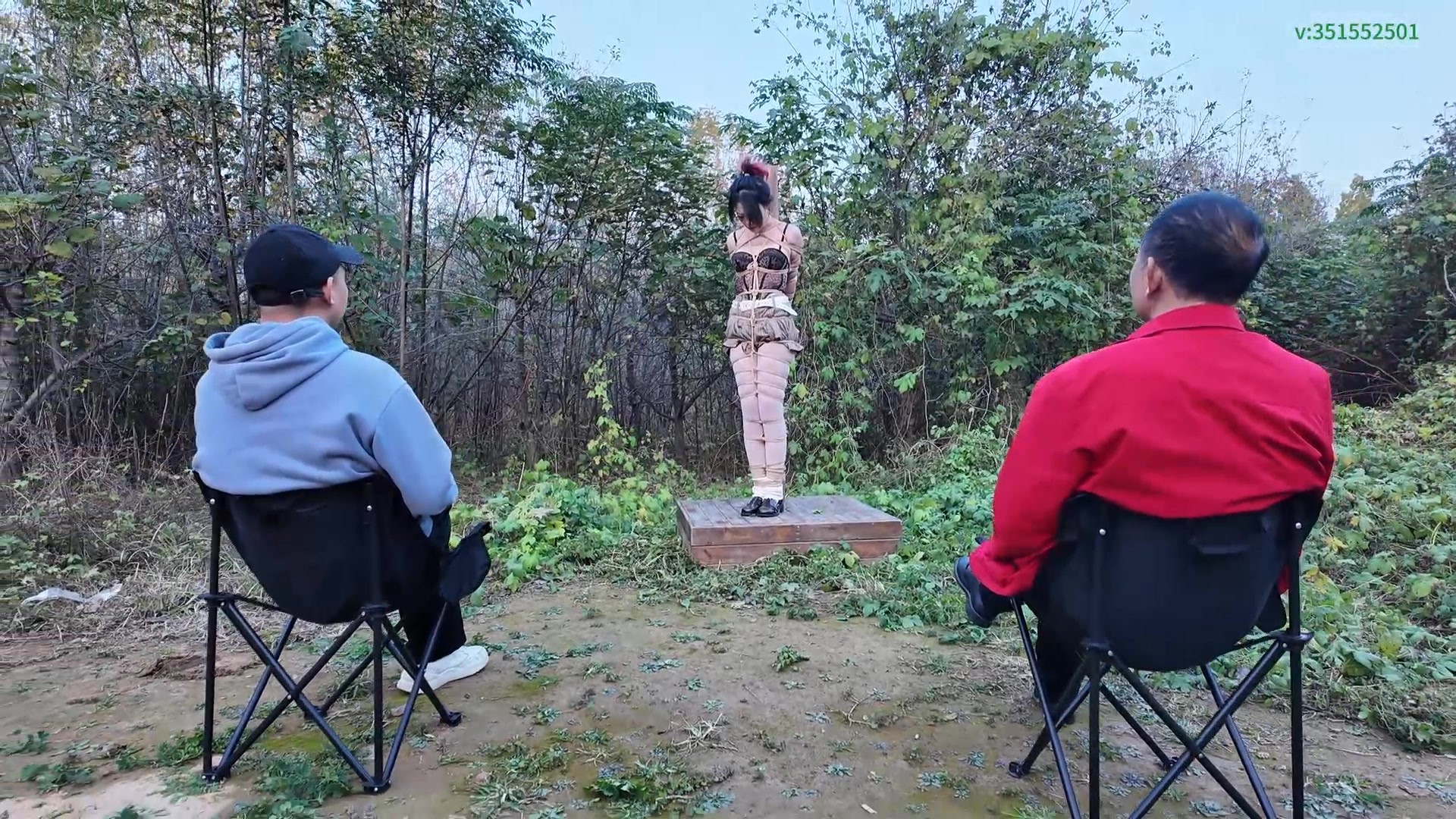 图片[2]-【一绳所爱】《野外、柱子上的陈依依》 - 视频-5元站-视频-5元站