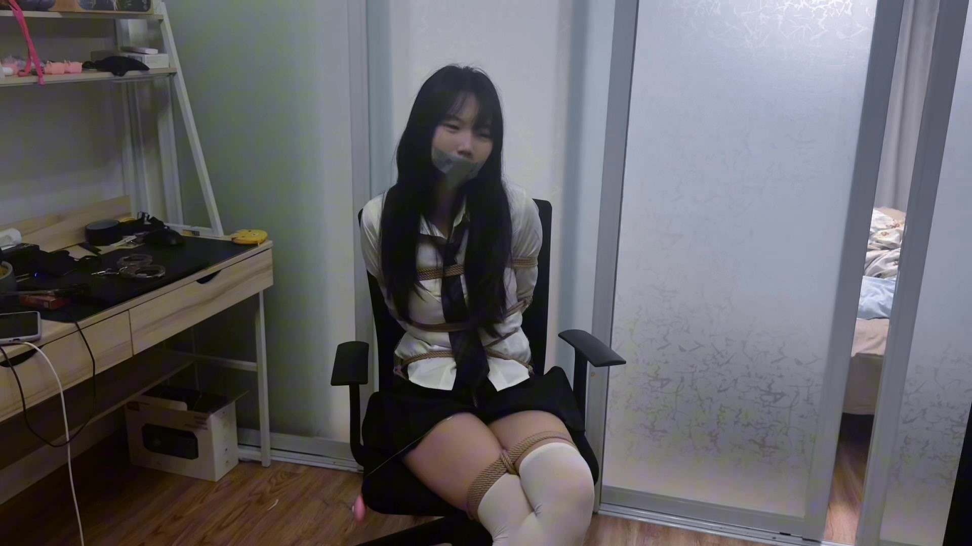 图片[1]-【wokunle】困困三十一弹，被绑成二郎腿坐在椅子上的折磨 - 视频-5元站-视频-5元站