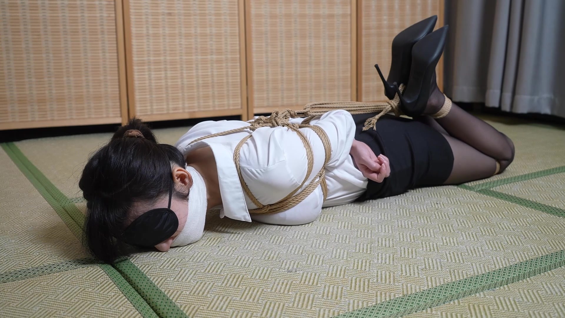 图片[2]-【象人工作室】嗷嗷-高跟黑丝ol，驷马&一字长椅缚！ - 视频-5元站-视频-5元站