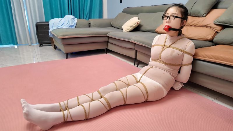 【李大侠原创】《高傲女董事 被强制调教01》饱和式剧情 性感成熟的眼镜御姐 战斗力超强的她被超密集捆绑囚禁 肆意玩弄口腔 口水流满全身 全身连体白丝性感无比~-视频-5元站