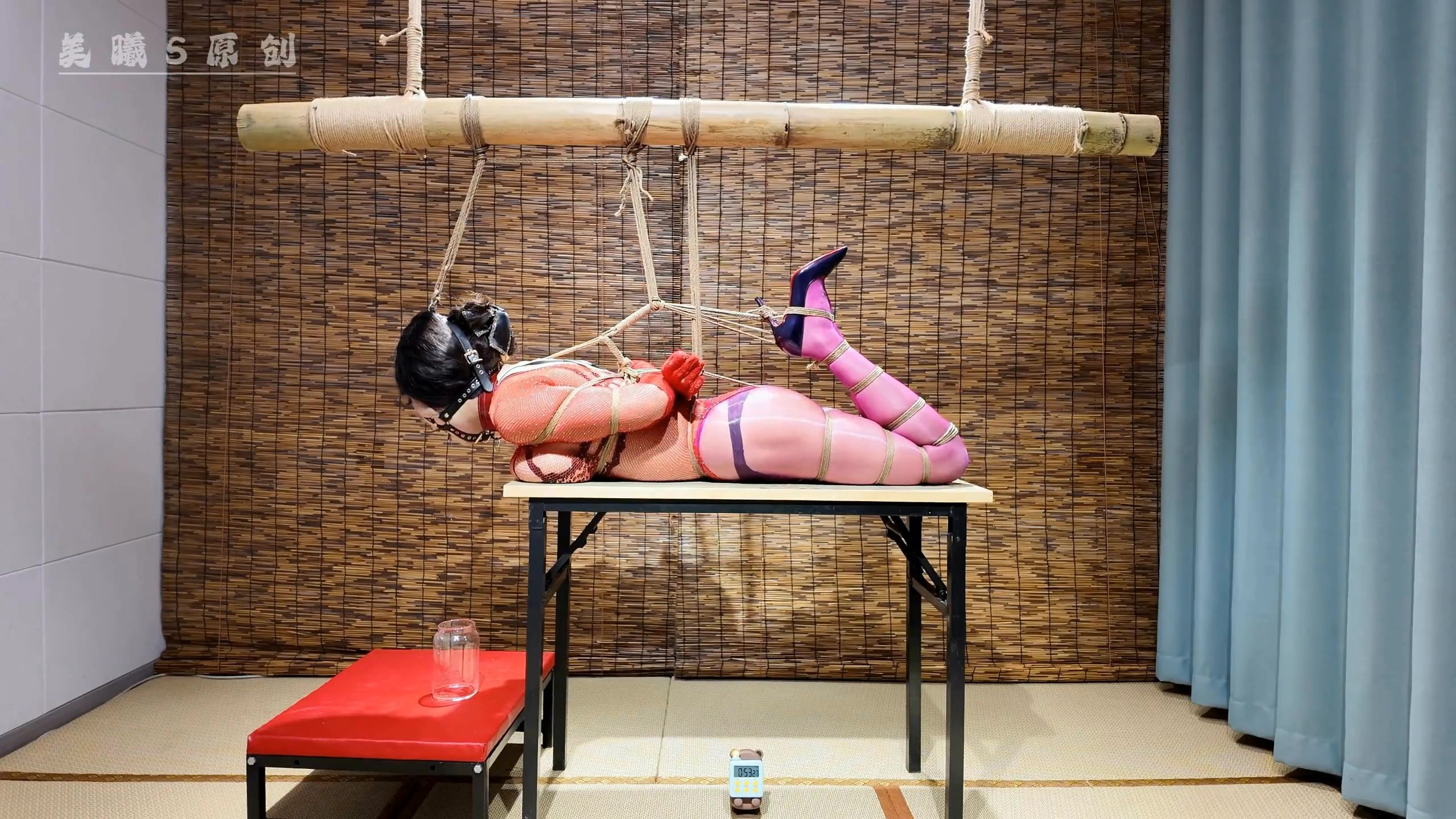 图片[1]-【美曦s】微剧情之圣诞特辑《调教伪娘骚母狗+驷马吊头固定放置收集口水》m腿吊起来强制调教榨汁，突然接到粉丝的投稿定拍，本来已经被炸干虚脱的敏儿顺理成章被主人 - 视频-5元站-视频-5元站