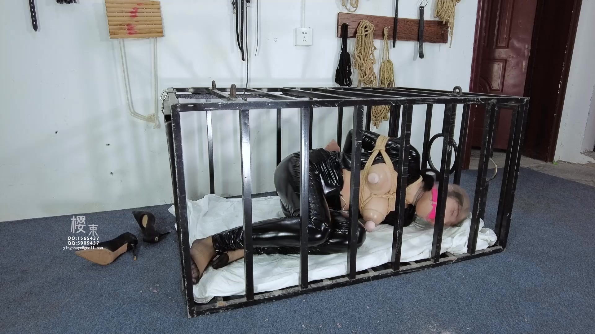 图片[1]-【樱束原创】《黑暗囚禁》笼中暗无天日的囚禁与变态的折磨审讯！棒棒跳D强G羞辱充气口塞充气呼吸困难！电棍电击！鞭子狠狠的抽打在裸露的肌肤上痛苦的惨叫！口球紧塞丝袜套头关在笼... - 视频-5元站-视频-5元站