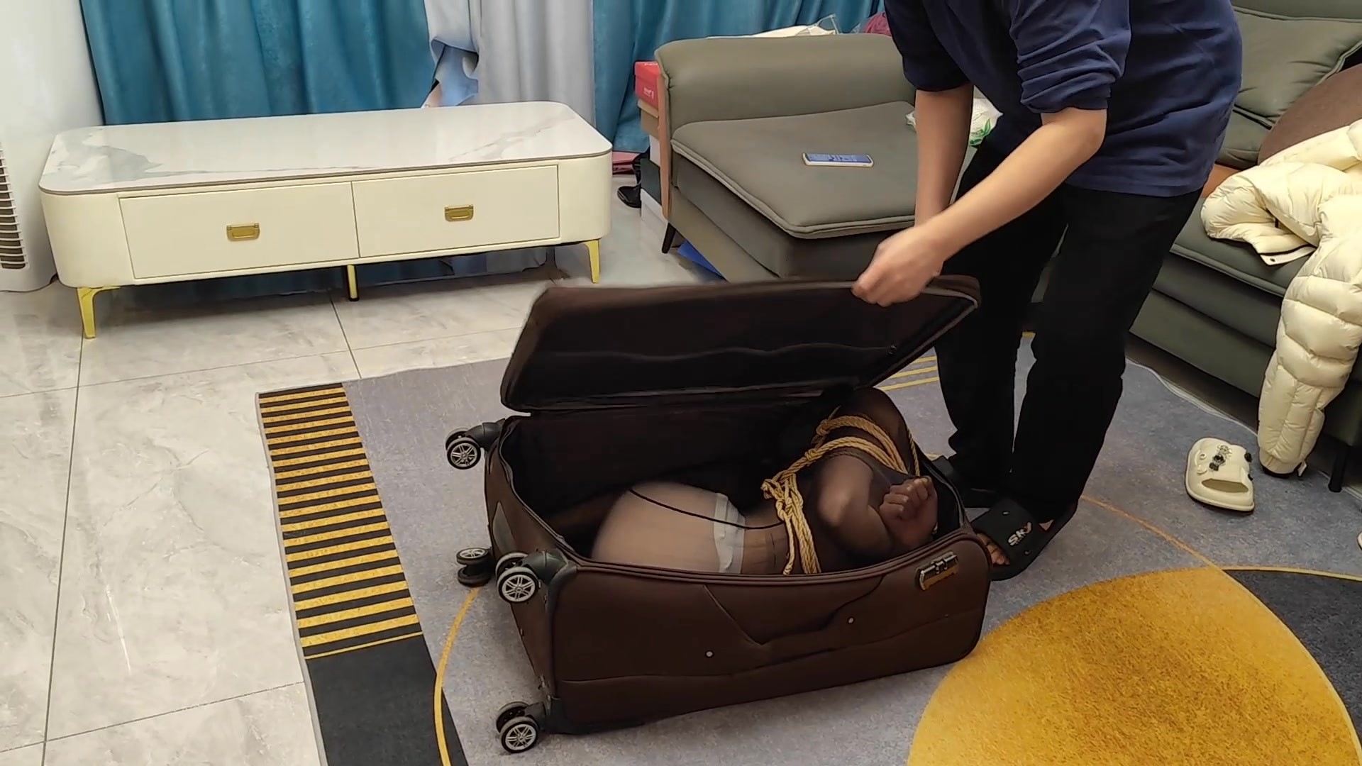 图片[2]-【随心原创】雅熙 啵啵贝自嗨 绷带包头 黑色睡袋全身紧缚 装入旅行箱带走  - 视频-5元站-视频-5元站