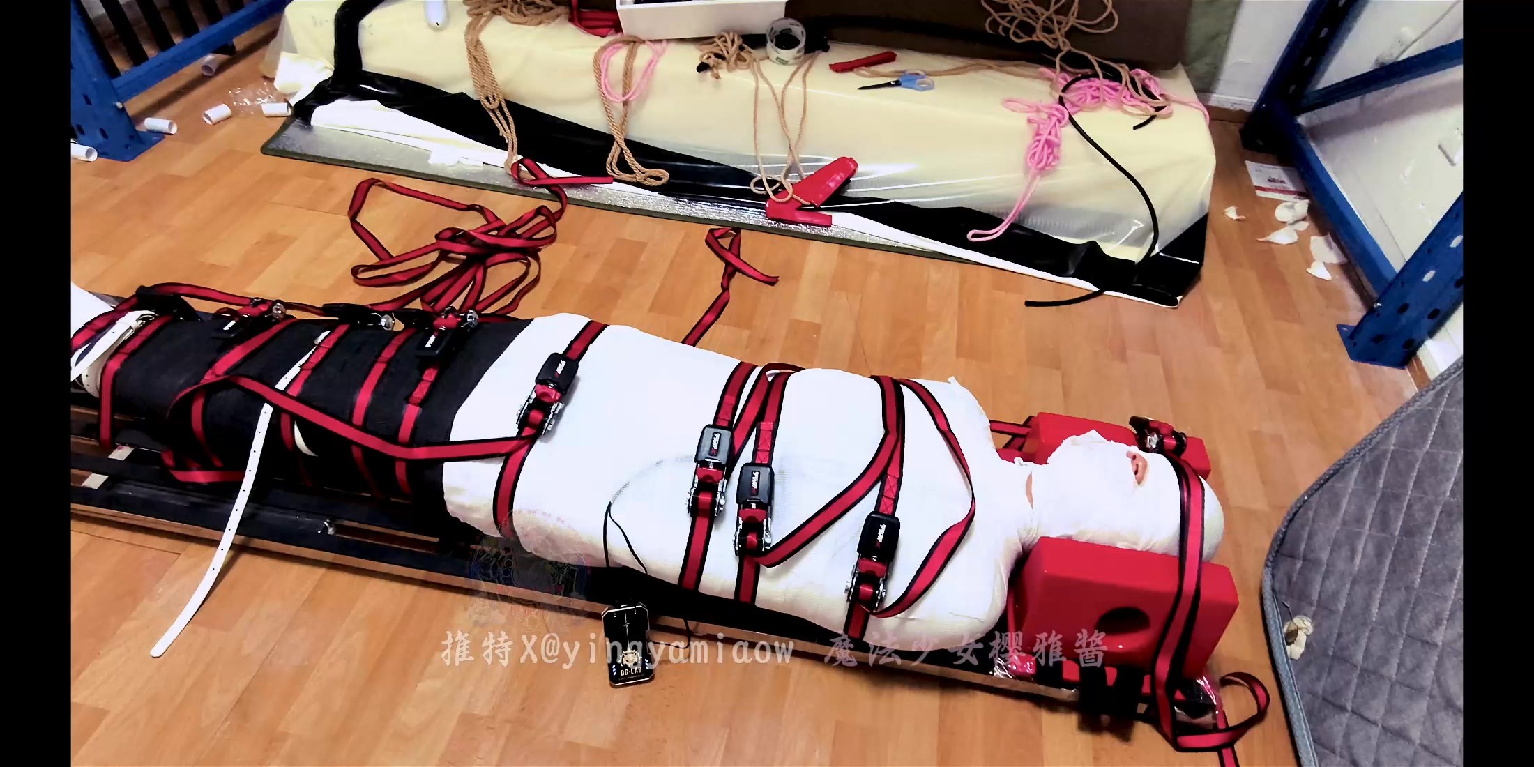 图片[2]-【紧缚少女樱雅酱】K9，吊缚，铁板固定全包！鞭打+棒棒+呼控+挠痒 不断挣扎~ - 视频-5元站-视频-5元站