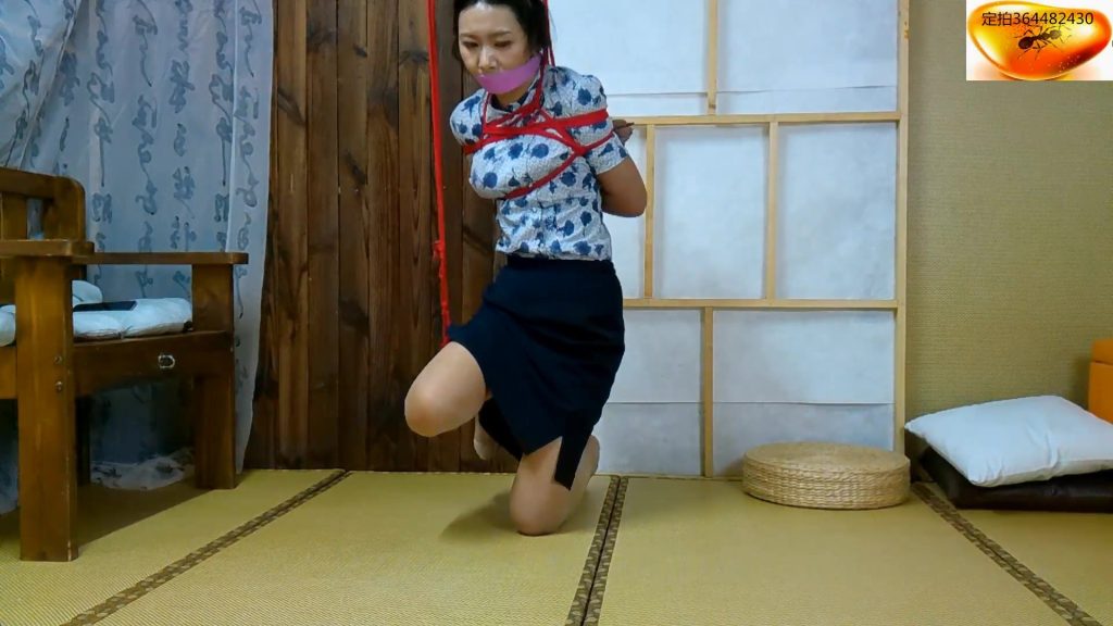 图片[2]-【绳舞飞扬】探店美女草草：探店体验紧缚表演第三季（空姐装）发布版……本期片足吊+四马求救+采访体验自主收绳-视频-5元站