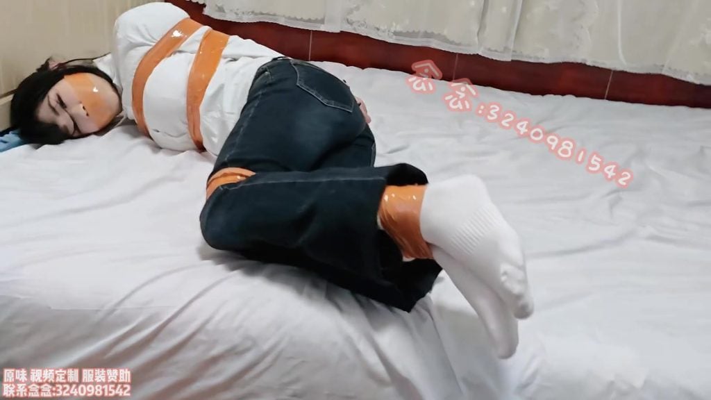 【念念】被绑架 牛仔裤白棉袜 黄色胶带捆绑挣扎-视频-5元站
