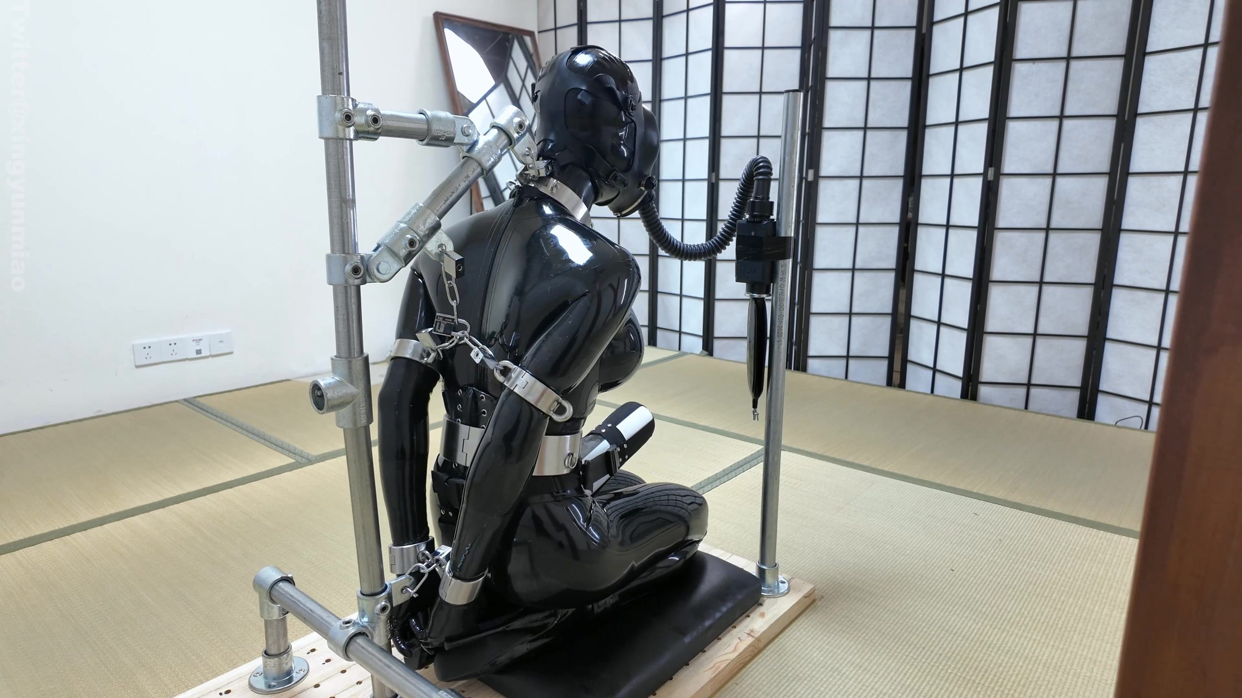 图片[2]-【鹿角与猫爪】《重型束缚——拘束在钢管架无法逃脱的乳胶口便器》全封闭乳胶衣，马具口环，口穴随时待命任由主人肆意使用，自动榨汁杯，塑料袋窒/息、防毒面具搭配电控止气阀和呼... - 视频-5元站-视频-5元站