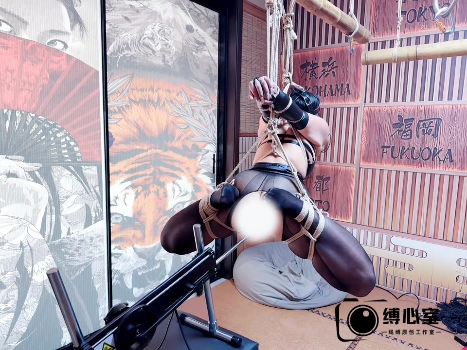 图片[2]-【缚心室】黑丝皮衣小美女绳缚折磨两小时，超柔韧后手直臂，炮机+AV棒折磨下一次次达到GC，大量喷水，采访说大脑完全窒息 - 视频-5元站-视频-5元站