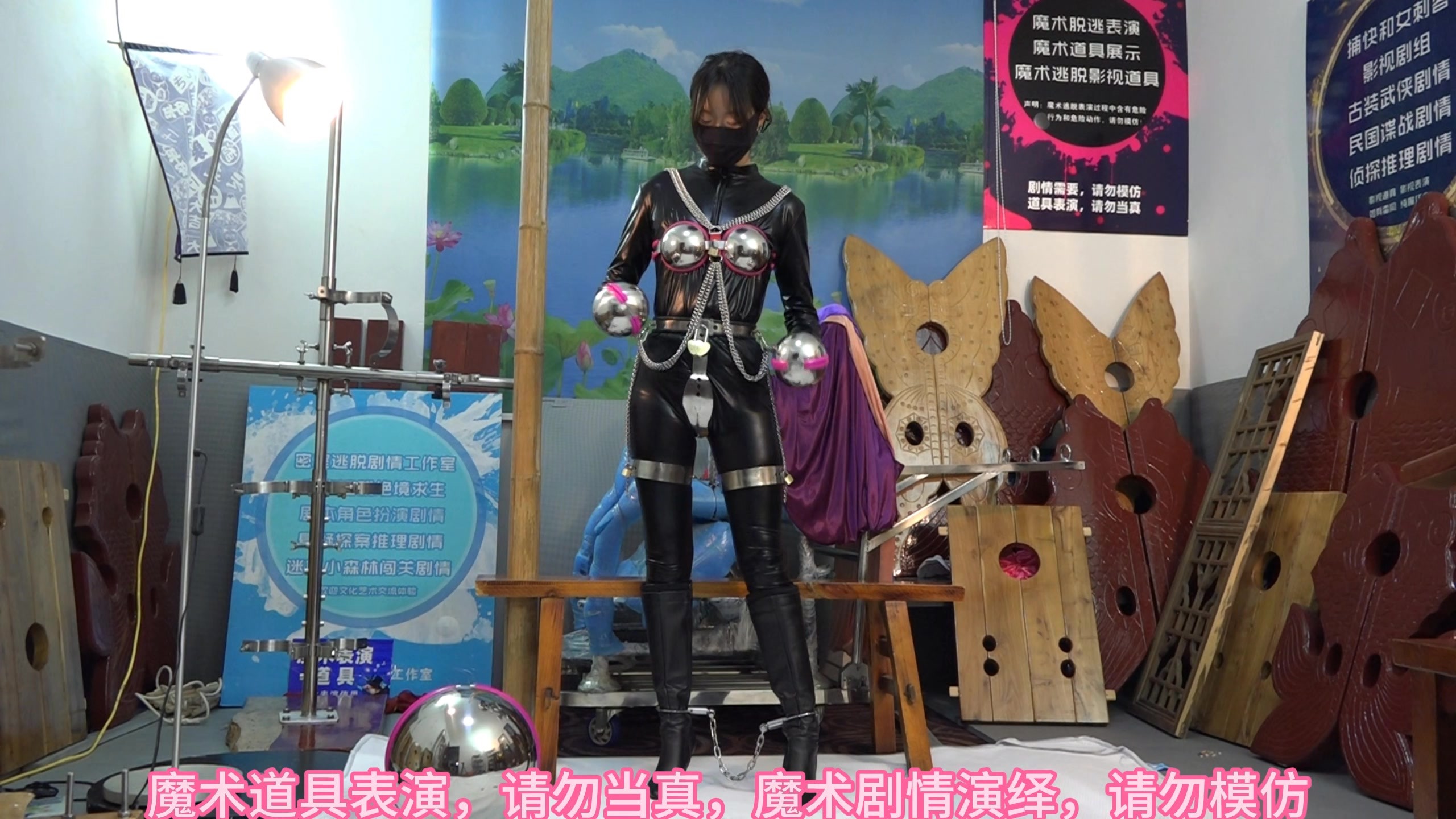 图片[1]-【束心工作室】兰兰黑色胶衣，贞操带套装，手笼头笼，手铐脚镣，高跟靴简单剧情 - 视频-5元站-视频-5元站