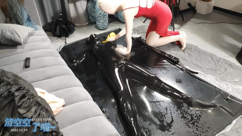 【清空空了喵】新入坑的姐姐体验拍摄真空床实录{内有kigurumi zentai和胶衣等恋物相关内容}-视频-5元站