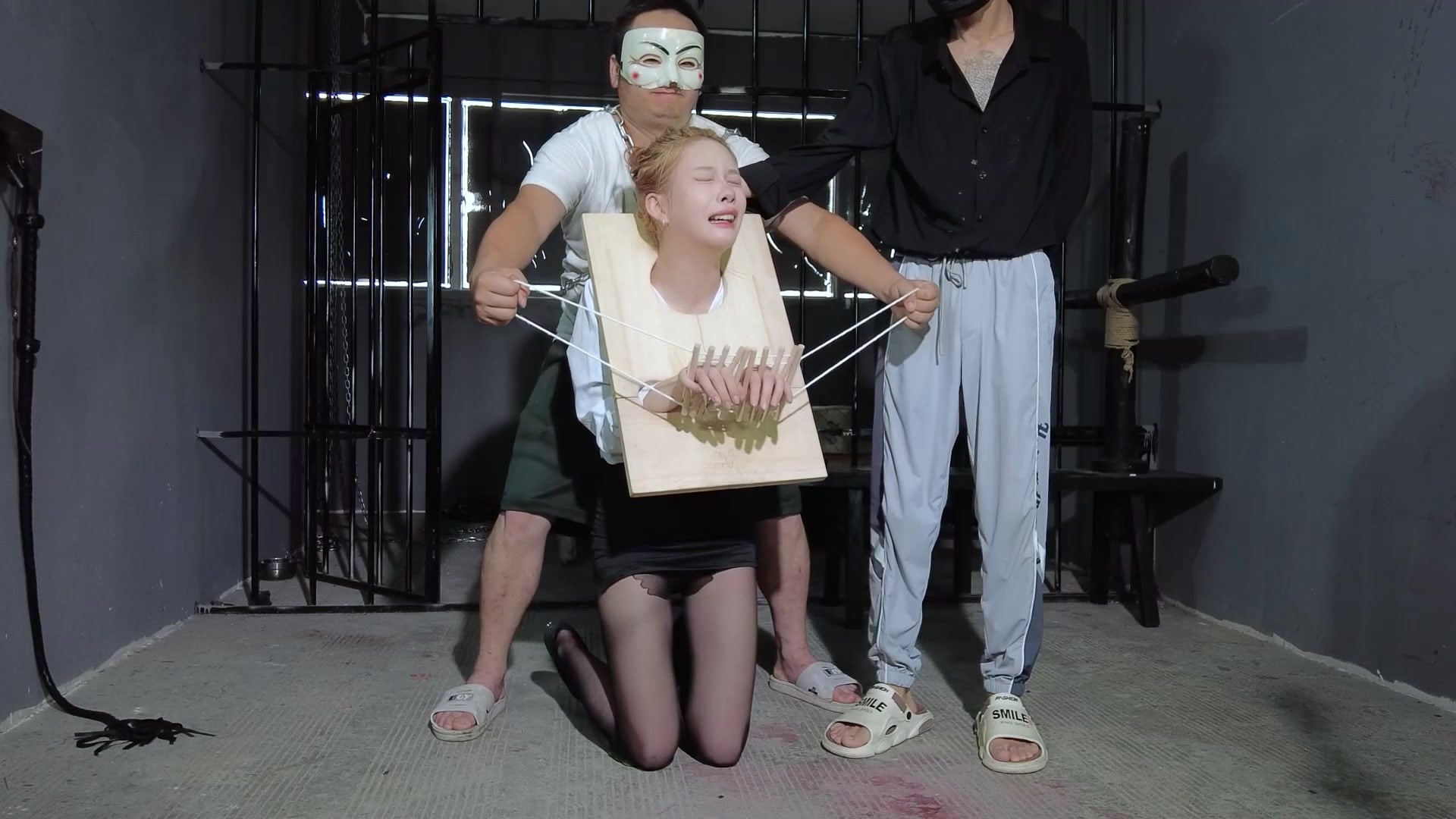 图片[1]-【樱束原创】《指刑审讯》抓住的女囚犯嘴硬的不肯交代出同伙被实行指刑折磨逼供！戴上头颈木咖固定跪着两人用刑具用力夹手指疼到晕厥又被泼醒！十指连心钻心的疼痛让她体会了生不如... - 视频-5元站-视频-5元站