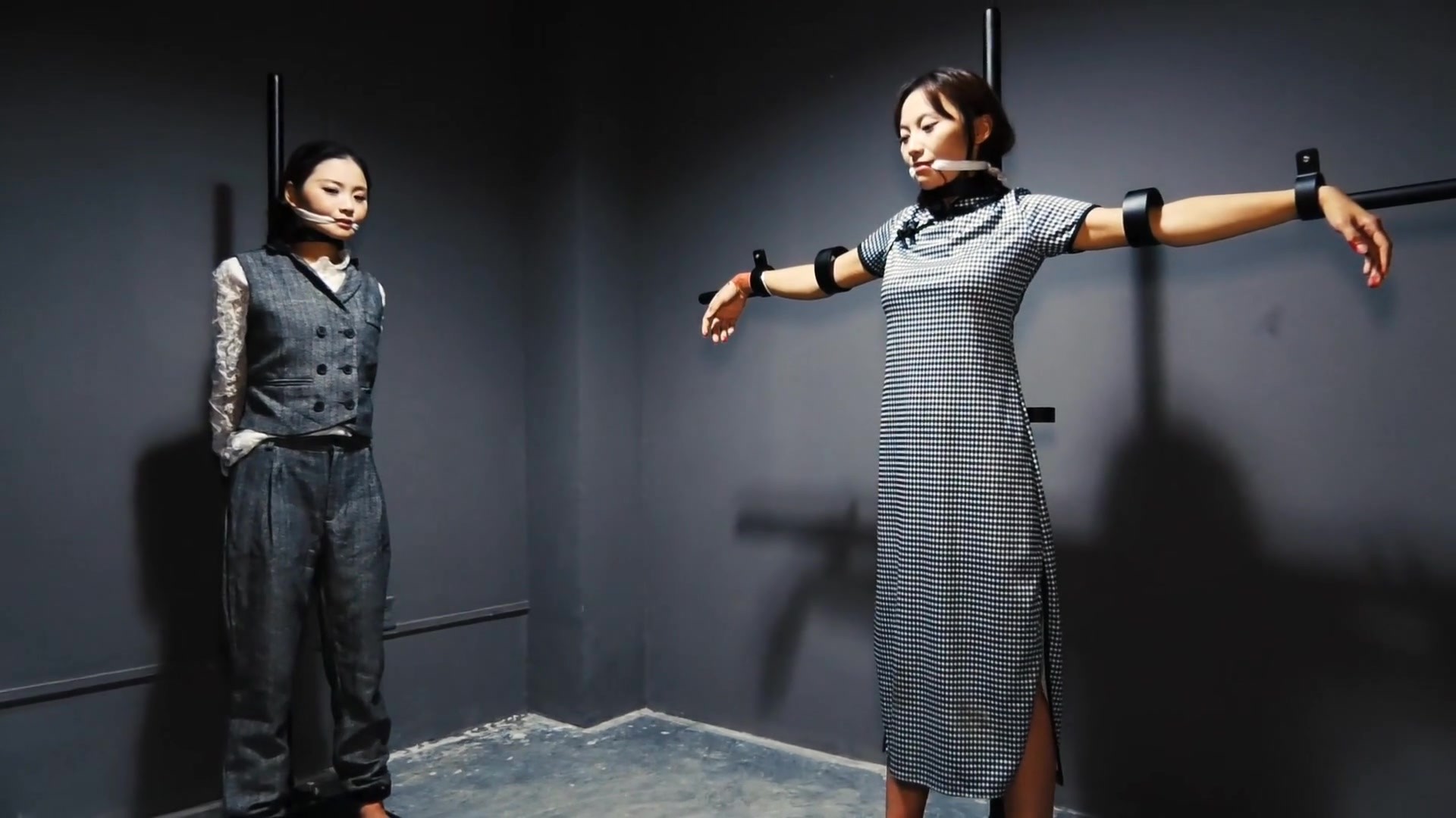 图片[2]-【胜景影视】《黎明前的黑暗》下集 女特务队两名女潜伏者老虎凳鞭打固定罚站最后拉出野外枪决 - 视频-5元站-视频-5元站