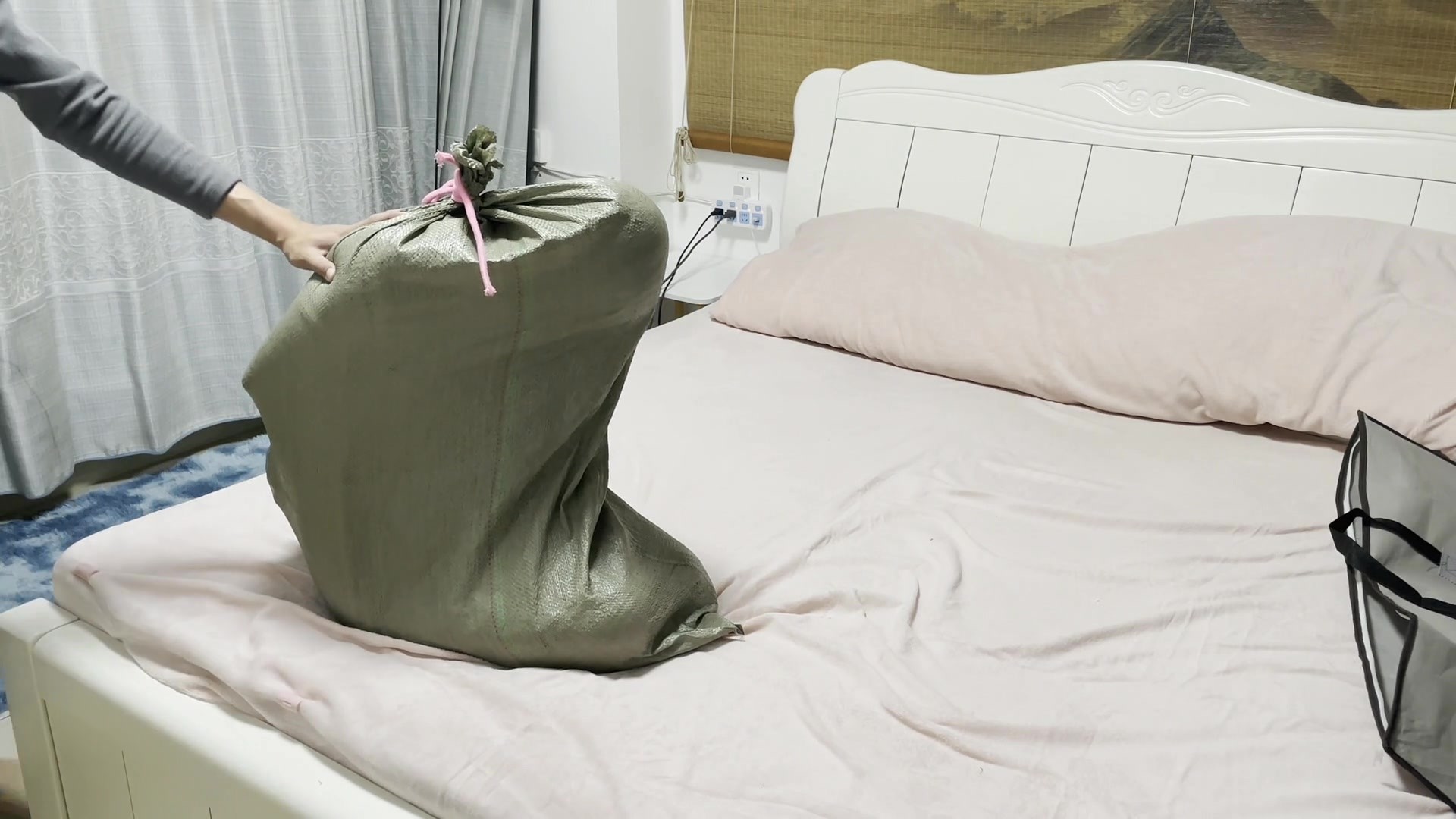 图片[2]-【金垚创作】紫色最有韵味，包臀裙驷马蒙眼放置，行李袋麻袋挣扎 - 视频-5元站-视频-5元站