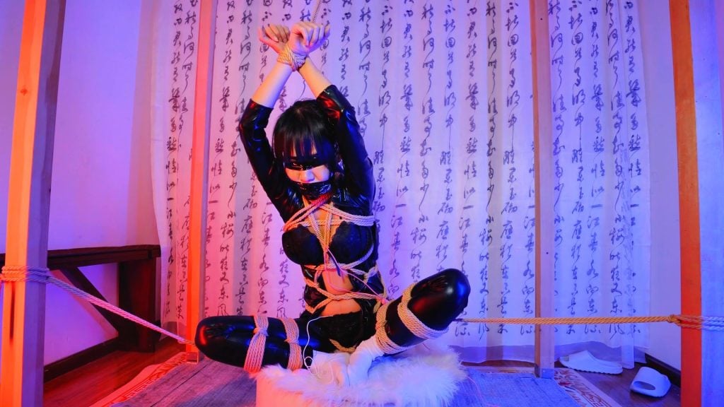【冷与贝】连体皮衣捆绑+震动磅固定带+跳震蛋动，糕朝-视频-5元站