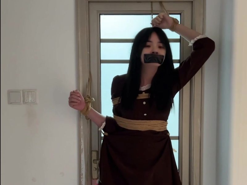 【凉叶子】【挂件】并腿捆绑的挂件系列 长裙也被吊起来 难耐的TD挣扎 强制姿势-视频-5元站