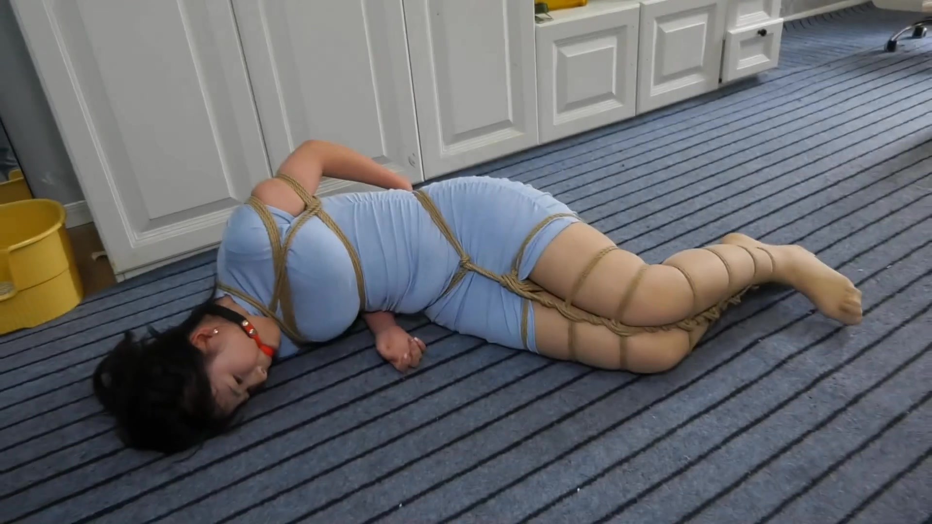 图片[2]-【胜景影视】《入室的恶魔》上集 肉丝性感美女被女恶魔迷晕全身捆绑戴大号口球囚禁在狭小地牢里 - 视频-5元站-视频-5元站