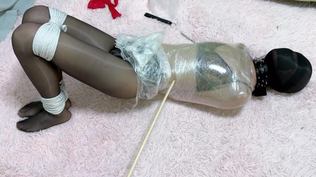 【水彩笔】素人妹子内衣黑丝全身紧包保鲜袋挣扎逃脱。全程塑料袋+多层丝袜套头无法呼救，波波贝全程开启最大模式，一直在努力挣脱呻吟，最后终于从驷马姿势变成躺平姿势-视频-5元站