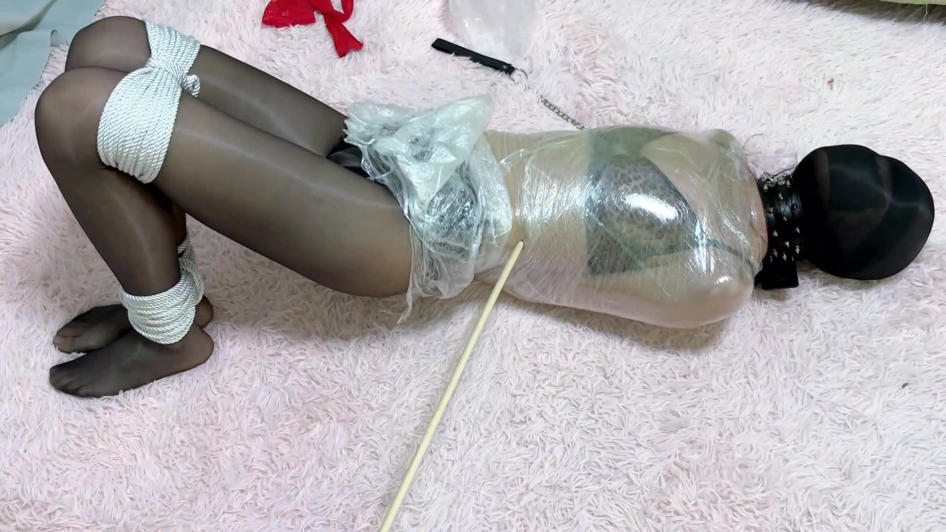 图片[1]-【水彩笔】素人妹子内衣黑丝全身紧包保鲜袋挣扎逃脱。全程塑料袋+多层丝袜套头无法呼救，波波贝全程开启最大模式，一直在努力挣脱呻吟，最后终于从驷马姿势变成躺平姿势 - 视频-5元站-视频-5元站