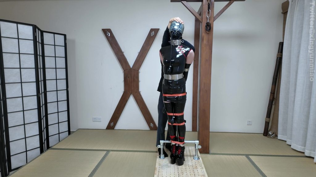 【鹿角与猫爪】乳胶旗袍奴隶，上下洞全被填满，钢管拘束架罚站，金属镣铐并肘，尼龙紧固器绑带束腿，重型金属腰带束腰，前后上轮番刺激-视频-5元站