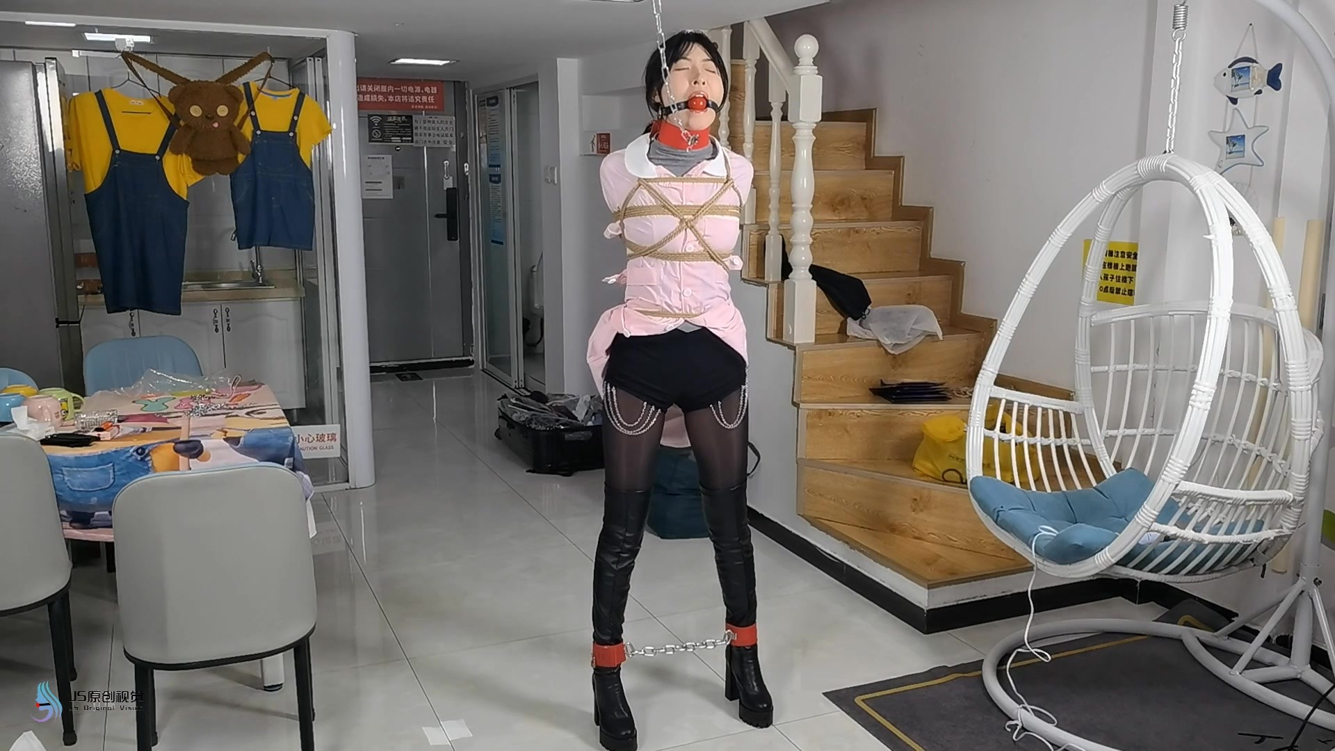 图片[1]-【JS】【欣妍】《诊所风波》护士因没穿工鞋而引发的一场风波/口球堵嘴/直臂捆绑/皮质脚铐/棒棒刺激 - 视频-5元站-视频-5元站