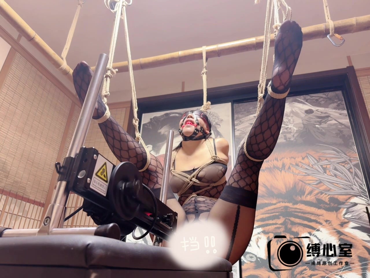 图片[2]-【缚心室】强度拉满！黑丝小美女吊缚大挑战（上），挑战连续在四种姿势下分别玩到喷水，炮机+AV棒强力输出，最终完全脱力瘫软 - 视频-5元站-视频-5元站