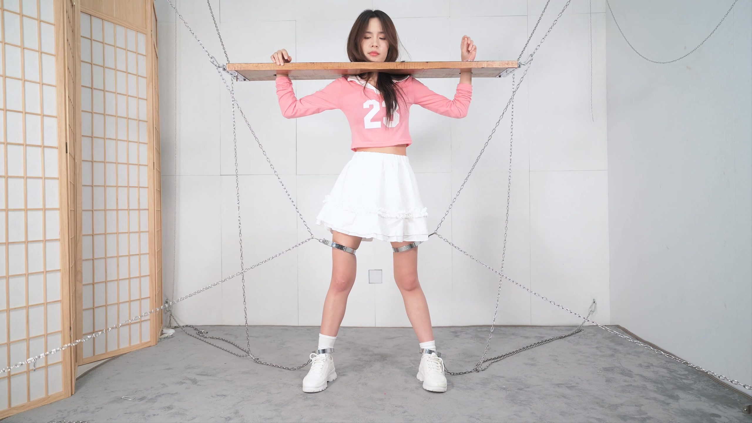 图片[1]-【撒琅】言妍木枷多重铁链固定放置-足球宝贝、棉袜、运动鞋、口球、TK、刺轮、电击 - 视频-5元站-视频-5元站