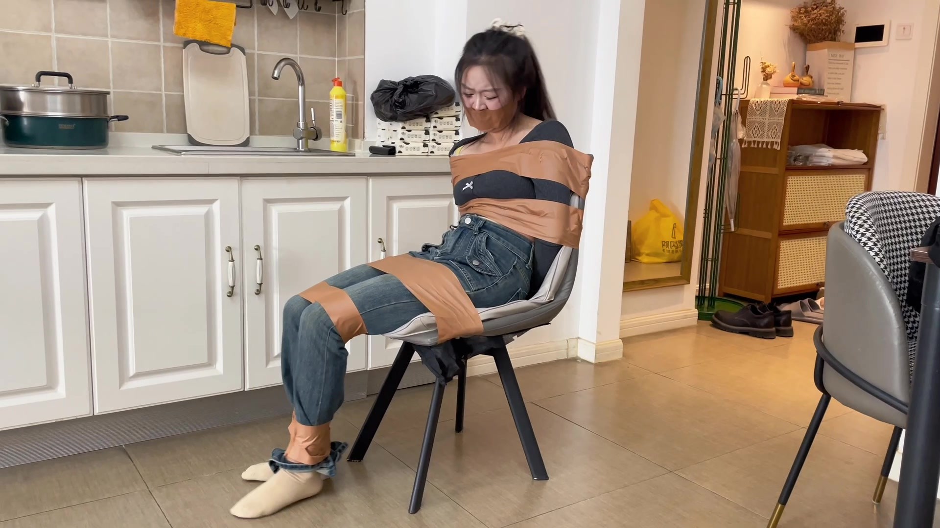 图片[1]-【默示录】新模小困，胶带捆绑的初体验~ - 视频-5元站-视频-5元站