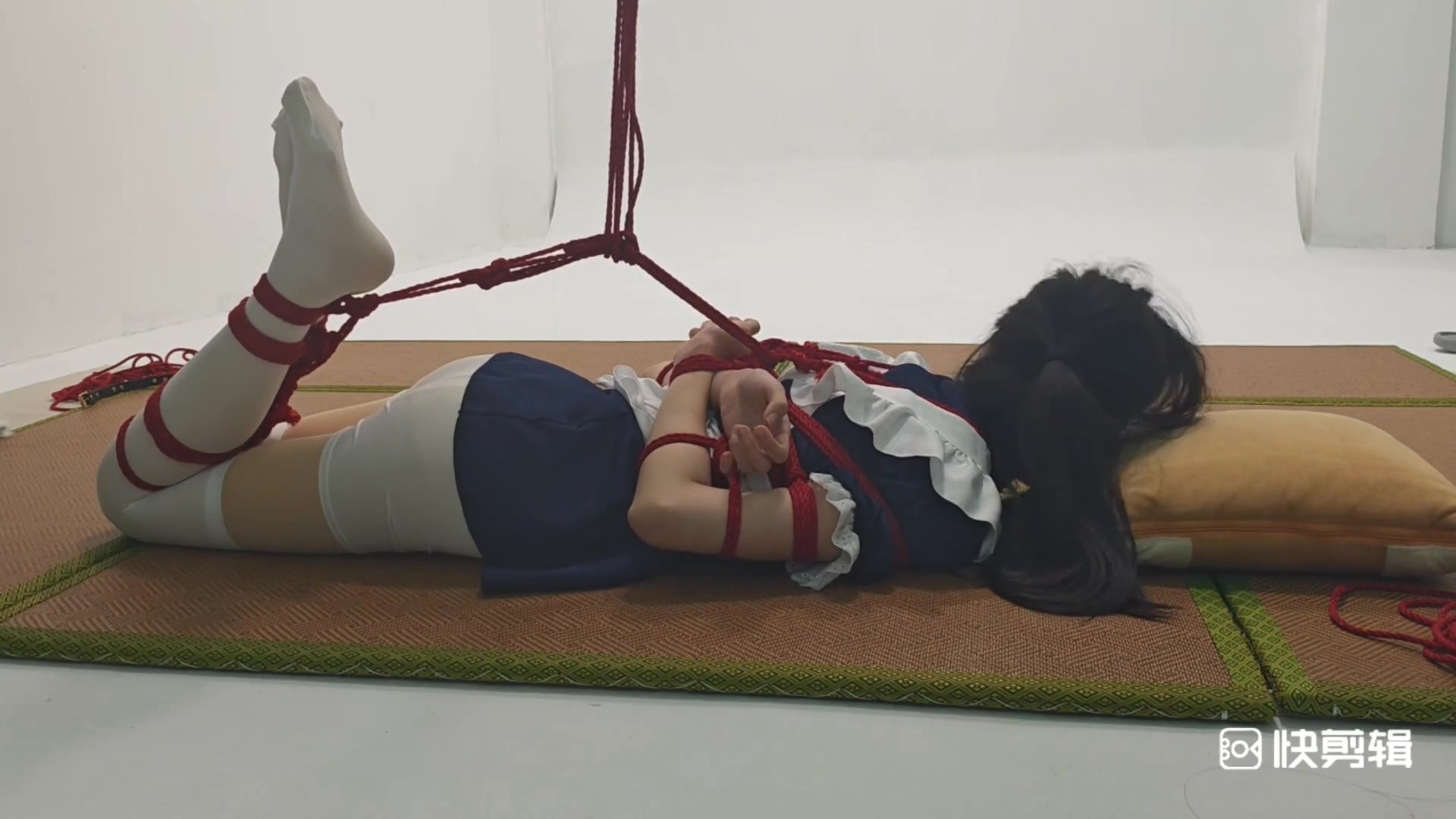 图片[2]-【楚鸽BGM】女仆妹妹的驷马蒙眼放置。哼哼唧唧的还滚来滚去。踩住把驷马绳吊起来，关灯过夜好好反省吧 - 视频-5元站-视频-5元站