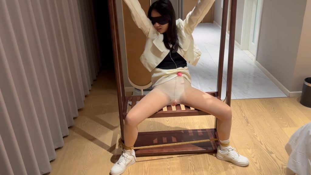 【久安安】爽看！！！肉丝白袜空军一号，这样穿还没玩就已经心潮澎湃了，这种骚m女大是有谁不喜欢的？手指差入，GC连连，爽片！-视频-5元站