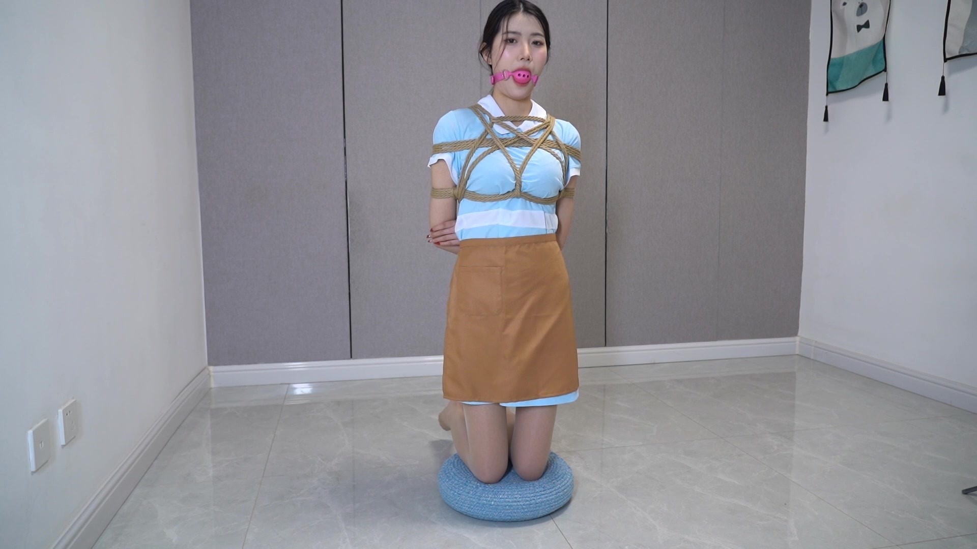 图片[2]-【灰太狼的羊】好利来女仆反手接小恐龙，惩罚环节鼻涕口水直流【紧缚＋口球＋驷马缚＋挠痒痒】 - 视频-5元站-视频-5元站