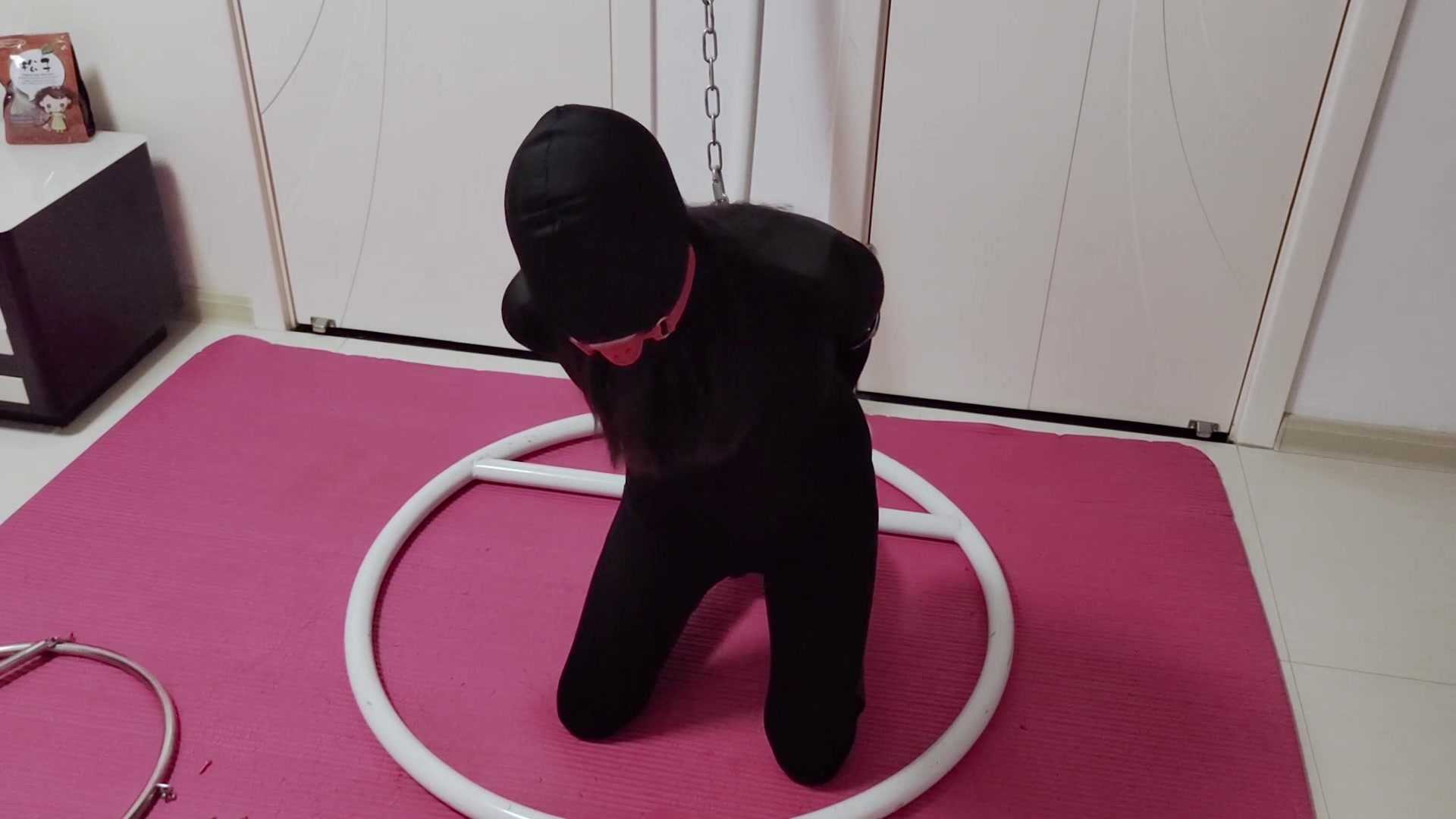 图片[2]-【旋律】ZENTAI口球皮靴金属铐，头套打屁震动到糕朝（黑色紧身衣，皮靴，头套，有洞口球，仙女蛋） - 视频-5元站-视频-5元站