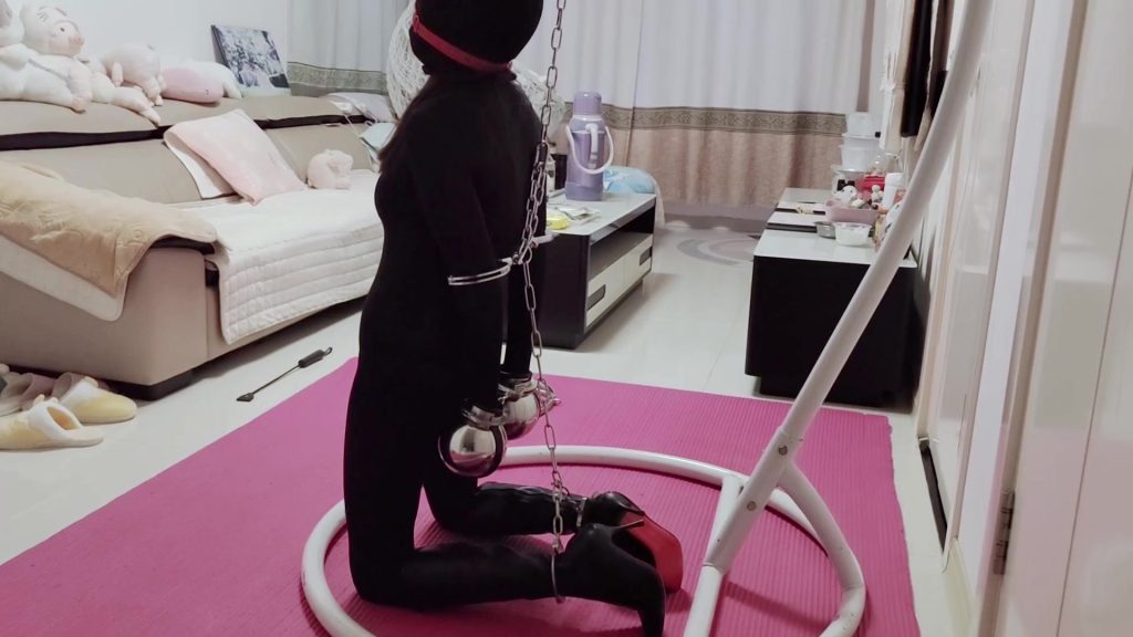 【旋律】ZENTAI口球皮靴金属铐，头套打屁震动到糕朝（黑色紧身衣，皮靴，头套，有洞口球，仙女蛋）-视频-5元站