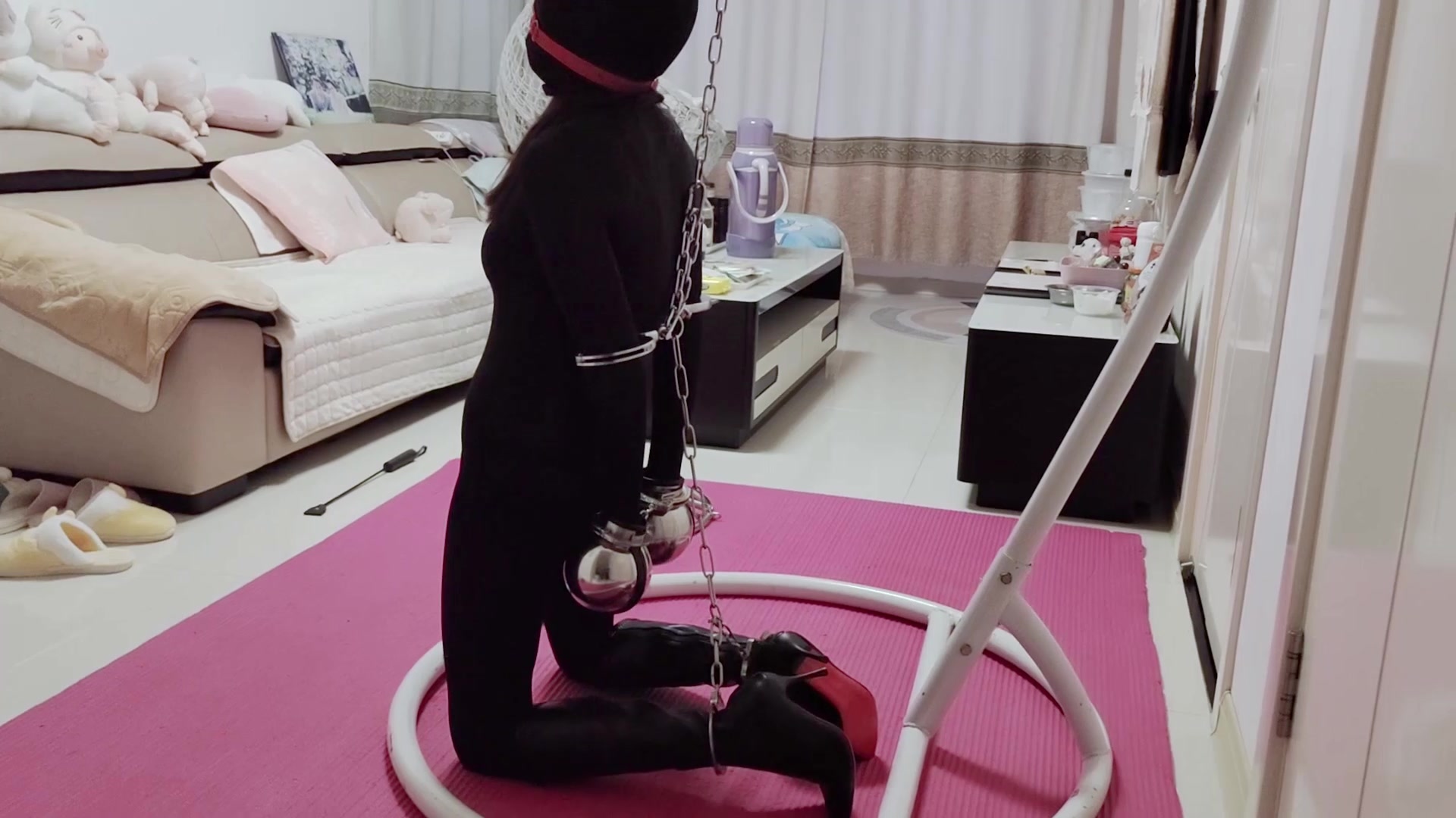 图片[1]-【旋律】ZENTAI口球皮靴金属铐，头套打屁震动到糕朝（黑色紧身衣，皮靴，头套，有洞口球，仙女蛋） - 视频-5元站-视频-5元站