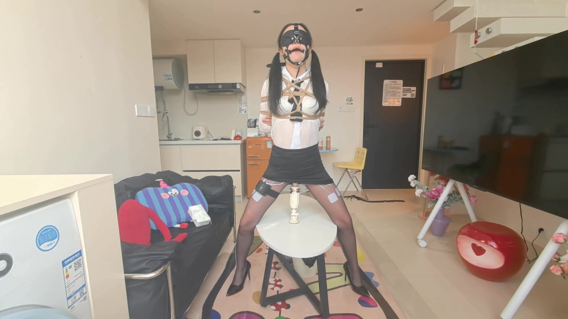 图片[1]-【FXX】◤XQMS◢金属镣铐✙阳具口塞狗头✙SP 驷马连接金属项圈 废双腿靠前肢爬行 黑丝高跟强制分腿 P机✙电击器抽查强高到双腿抽搐 K9✙电击✙前后双入 主动强高 惊险的ZX游戏 极限挣扎 昏迷 - 视频-5元站-视频-5元站