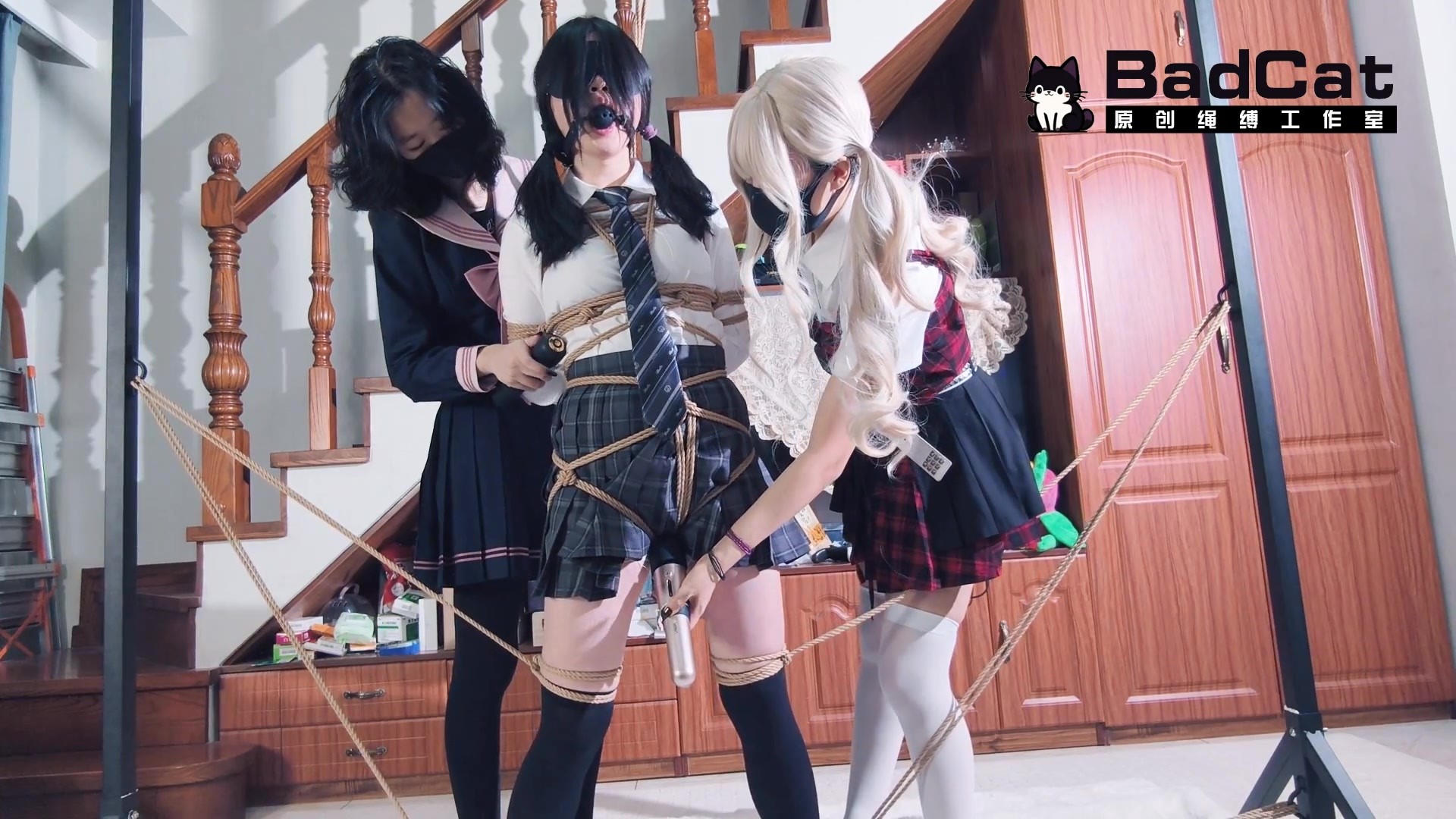 图片[1]-【BadCat】【新模登场】【依依X妙妙X咲希】【现实朋友的女朋友 脾气很大 被表哥设计捆绑后 又被两个女生当成M强G玩弄】【三女 剧情 捆绑 挣扎 羞辱 强G】 - 视频-5元站-视频-5元站