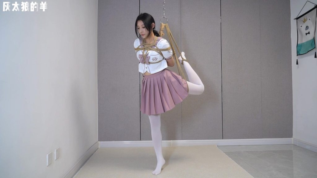 【灰太狼的羊】游戏环节JK美女屡屡出错，脚底蓝砖全被抽走，最终惨遭”吊缚”惩罚【吊缚＋挠痒痒＋踮脚尖】-视频-5元站