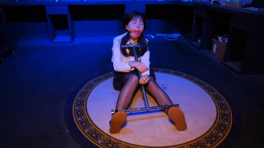 【胜景影视】《新M体验拘束架》新来的女M体验一体颈手脚金属铐和一字金属枷铐-视频-5元站