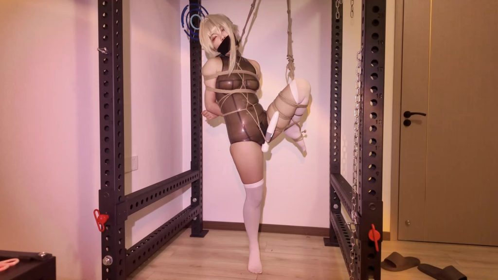 【凛凛蝶】《飞鸟马时胶衣转盘放置》-海砂— 飞鸟单脚吊 马具口球流血-视频-5元站