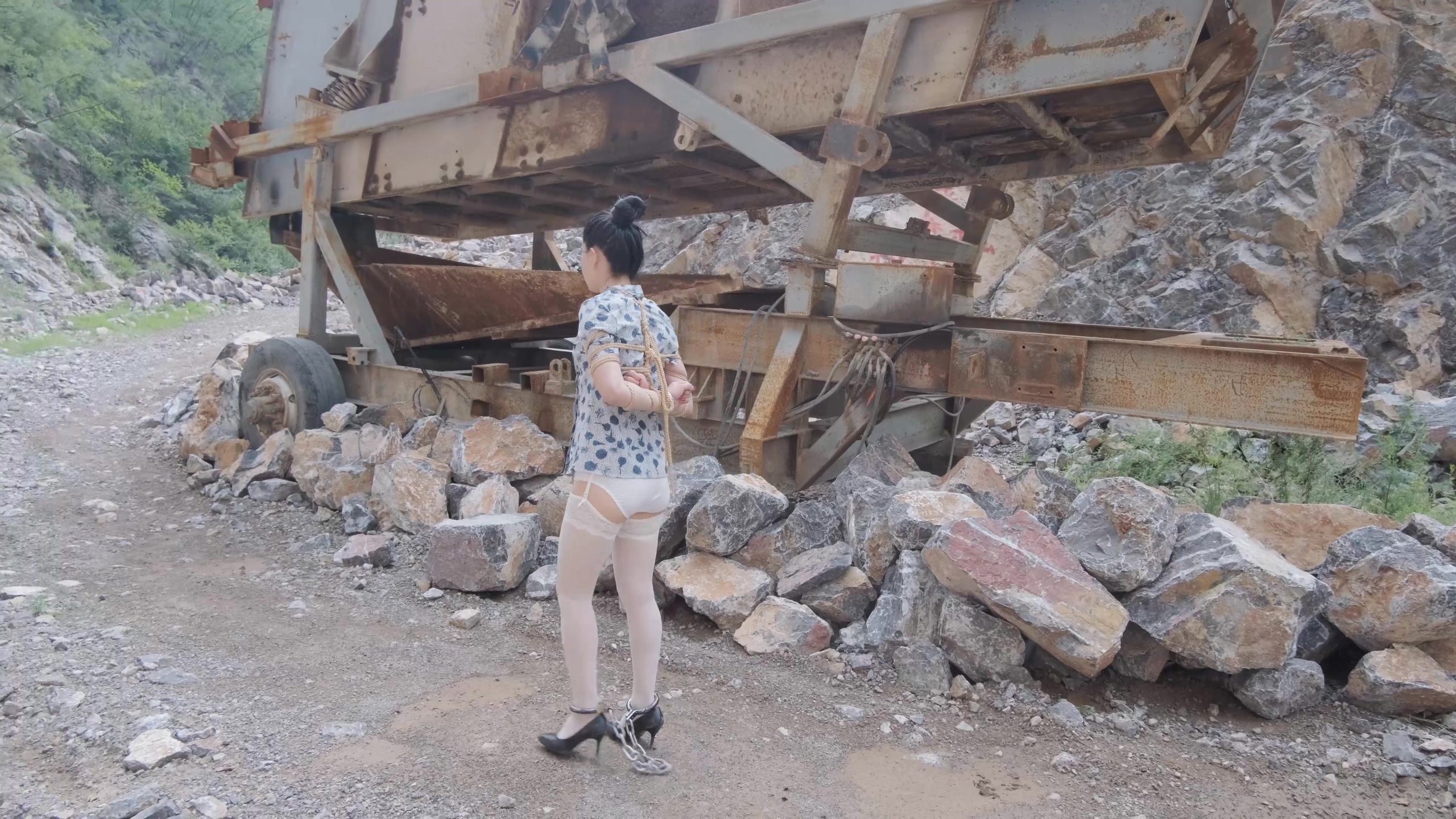 图片[2]-【夜未央】妻奴历险记 空姐体验上门TJ服务 下集 超级精彩 单手套 强制开脚 棒棒跳跳电击一起上 钢枷 强行扒裙子 户外内衣五花大绑脚镣 强行绑在树林里放置 - 视频-5元站-视频-5元站