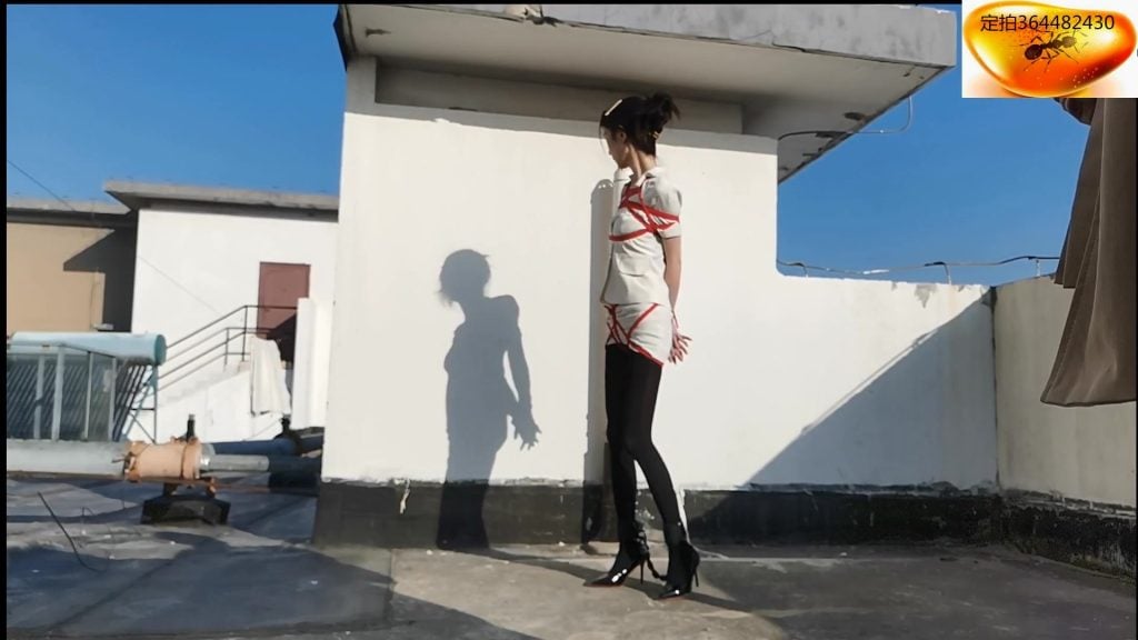 【绳舞飞扬】艳阳下的剪影（橘子紧缚户外)……橘子股绳+脚镣+紧缚户外。第一次看到剪影也很欲-视频-5元站