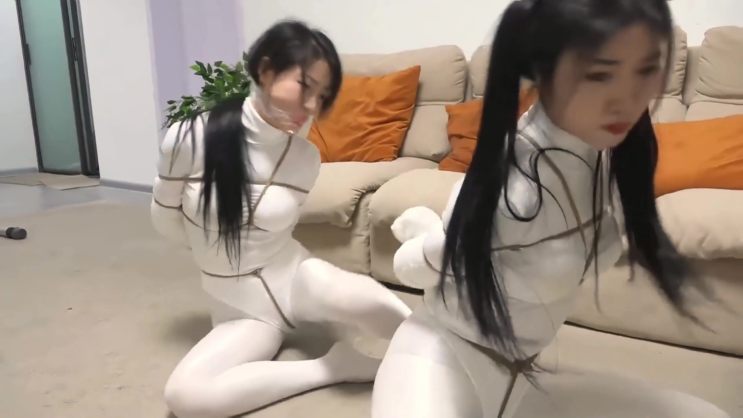 图片[3]-【云雀工作室】《罕见双人伪装拘束 02》饱和式剧情 超有趣的双人伪装大衣伪装求救 白丝女奴们努力互相解缚 双层白丝美脚互相磨蹭蠕动 - 视频-5元站-视频-5元站