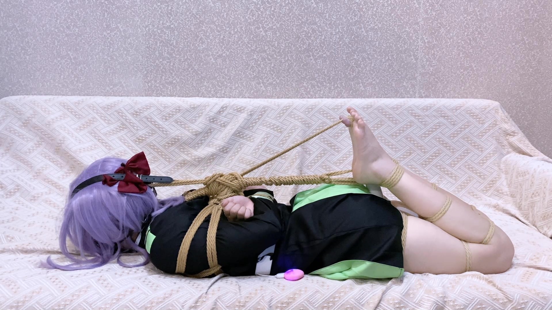 图片[1]-【嗷大喵】《二次元少女系》-第七集-柊筱娅cos+日式紧缚+胸缚+蛇缚并腿捆+紧缚驷马+绑脚趾+棒棒刺激+开盖马具口塞+仰坐海老缚+td+脑后反绑+龟甲+蟹缚折腿捆+踮脚站立放置 - 视频-5元站-视频-5元站